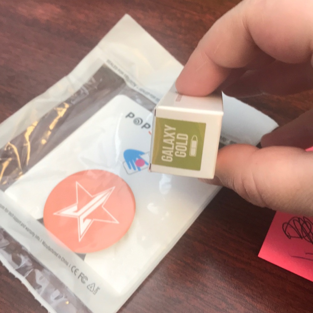 Jeffree star pop socket and lip ammunition